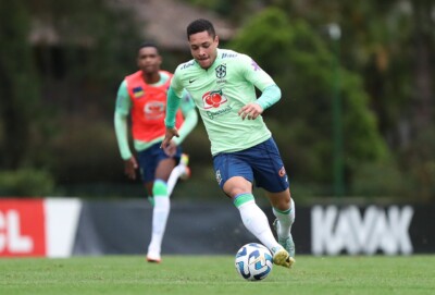 Vitor Roque treinando com a seleção brasileira