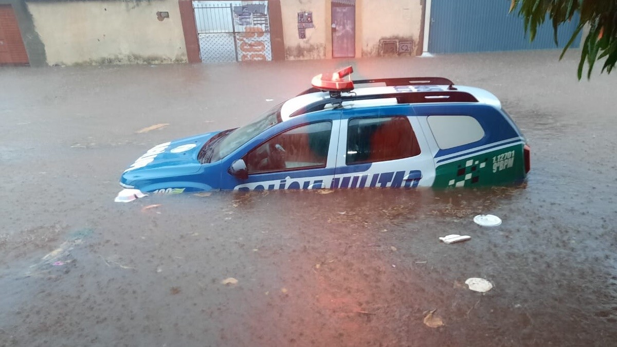 Família é resgatada após ficar presa em carro quase submerso durante temporal em Goiânia