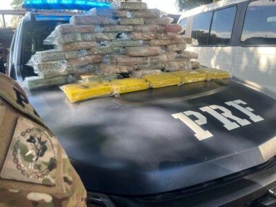Cerca de 50 peças de cocaína estavam escondidas no teto do carro abordado em Goiânia. (Foto: divulgação/PRF)