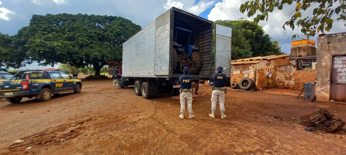 Máquinas agrícolas viajavam em um caminhão com placas clonadas PRF de Goiás recupera tratores roubados em Minas Gerais