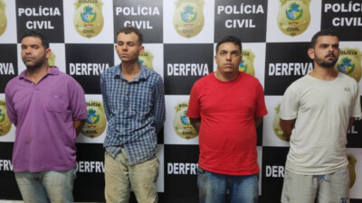 A Polícia Civil de Goiás efetuou a prisão em flagrante de quatro homens suspeitos de envolvimento com o roubo de um veículo. Um adolescente também foi apreendido na ação, totalizando cinco pessoas presas. O crime ocorreu no início da madrugada de 11 de janeiro de 2023, no setor Aeroviário, em Goiânia.