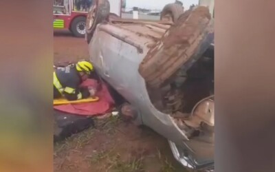 Veículo estava a cerca de 20 metros fora da pista, com as rodas para o alto Carro com oito pessoas capota em Luziânia