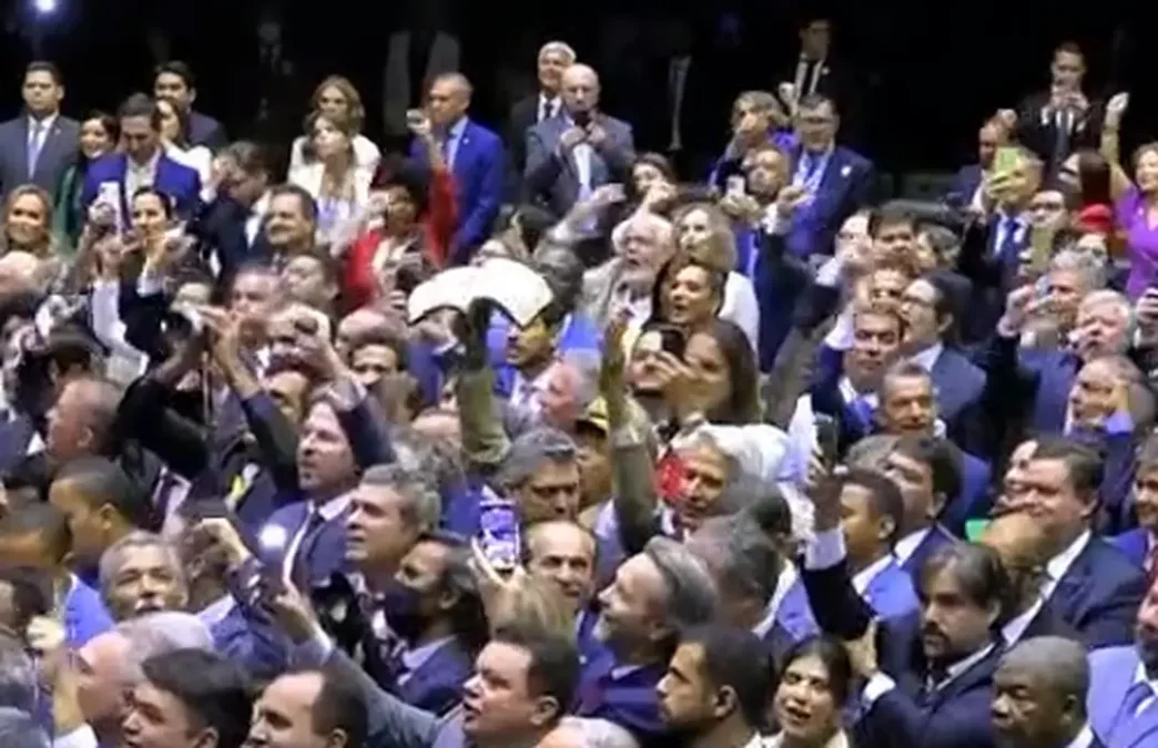 eda292f8-deputado-biblia-ok