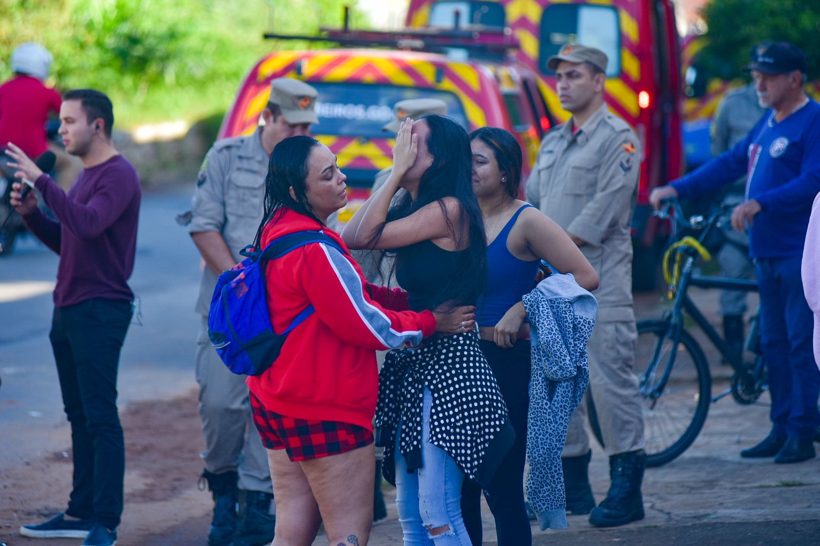 Namorada de Warley sendo consolada (Foto: Jucimar de Sousa/Mais Goiás)