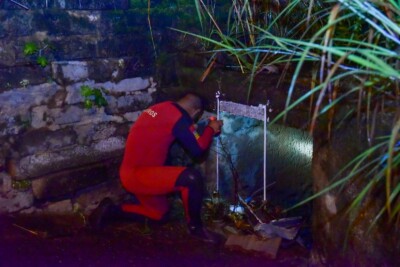 Buscas pelo motociclista arrastado pela enxurrada começaram na tarde de segunda (30) (Foto: Bombeiros)