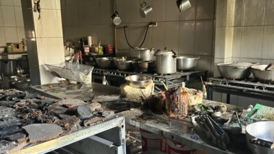 Restaurante pega fogo após explosão em Anápolis - Um restaurante do Centro de Anápolis pegou fogo após uma explosão nesta quarta-feira (25). Três bombeiros