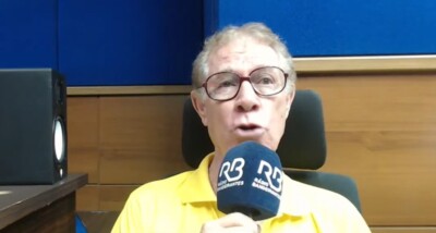 Edson Rodrigues narrando jogo pela Rádio Bandeirantes