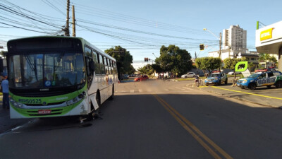 Uma motociclista morreu após avançar o sinal vermelho e colidir com um ônibus, no setor Pedro Ludovico, em Goiânia.