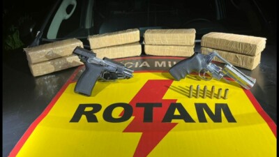 Drogas, armas e carro roubado foram apreendidos (Foto: divulgação/PM)