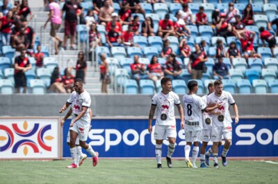 Jogadores do Goiânia comemorando gol marcado