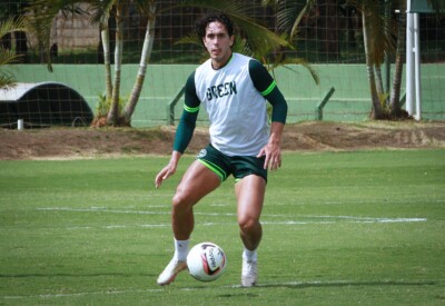 Atacante Nicolas treinando no CT do Goiás
