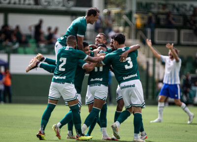Jogadores do Goiás comemorando gol na Serrinha