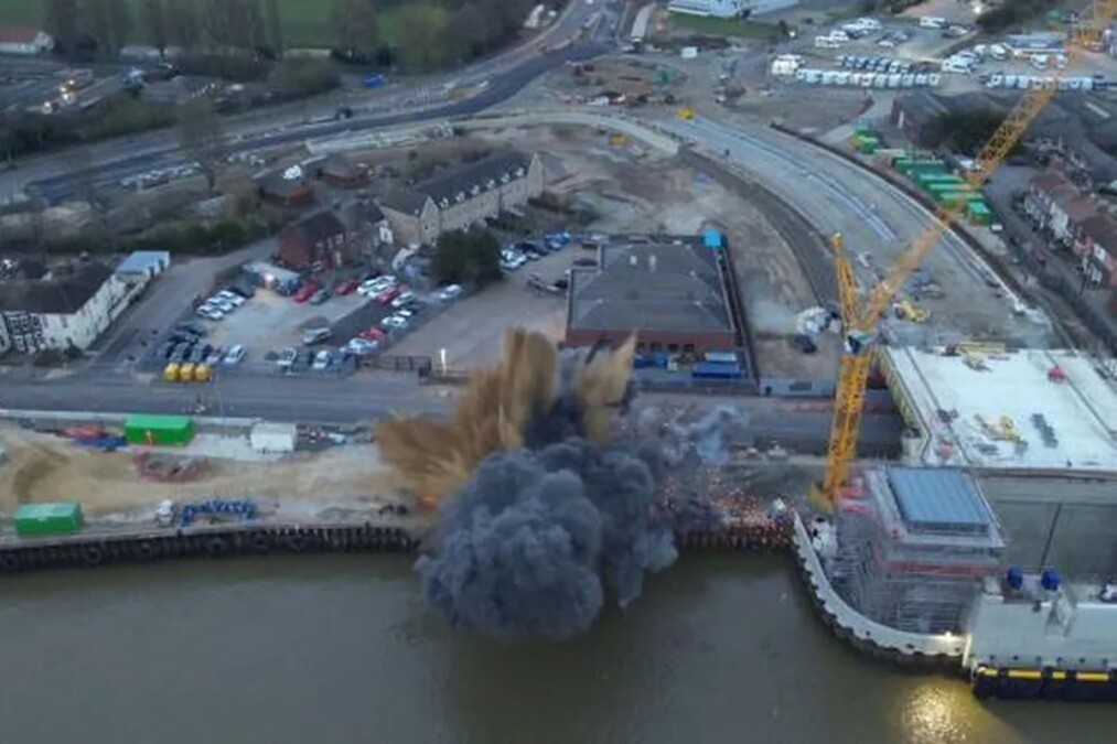 Bomba da Segunda Guerra explode pouco antes de ser desarmada, na Inglaterra; vídeo