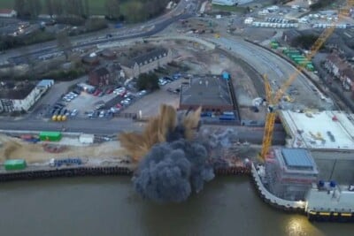 Bomba da Segunda Guerra explode pouco antes de ser desarmada, na Inglaterra; vídeo