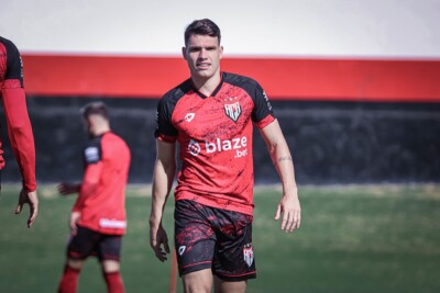 Vico em treinamento pelo Atlético Goianiense