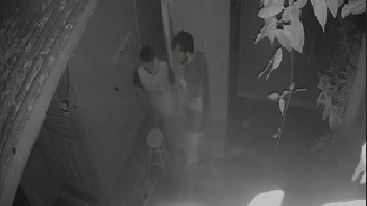 Policiais foram até o imóvel assaltado e recolheram imagens de uma câmera de segurança, que auxiliaram a corporação na identificação de um dos criminosos. 