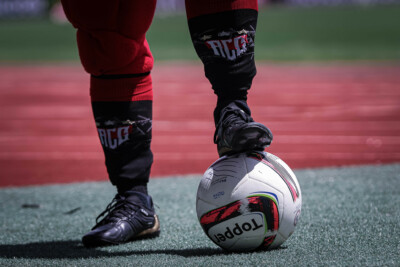 Dragolino com a bola oficial do Campeonato Goiano