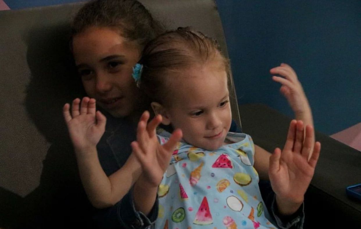 Siamesas separadas em Goiânia recebem visita da irmã mais velha e da avó (Foto: Reprodução - Instagram Zacharias Calil)