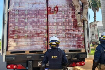 PRF apreende 150 mil latas de cervejas irregulares na BR-153, em Goiânia
