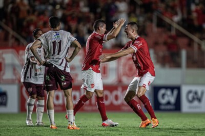 Jogadores do Vila Nova comemoram gol contra o Inhumas