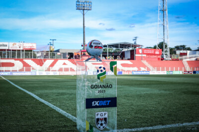 Bola oficial do Campeonato Goiano 2023 e o totem