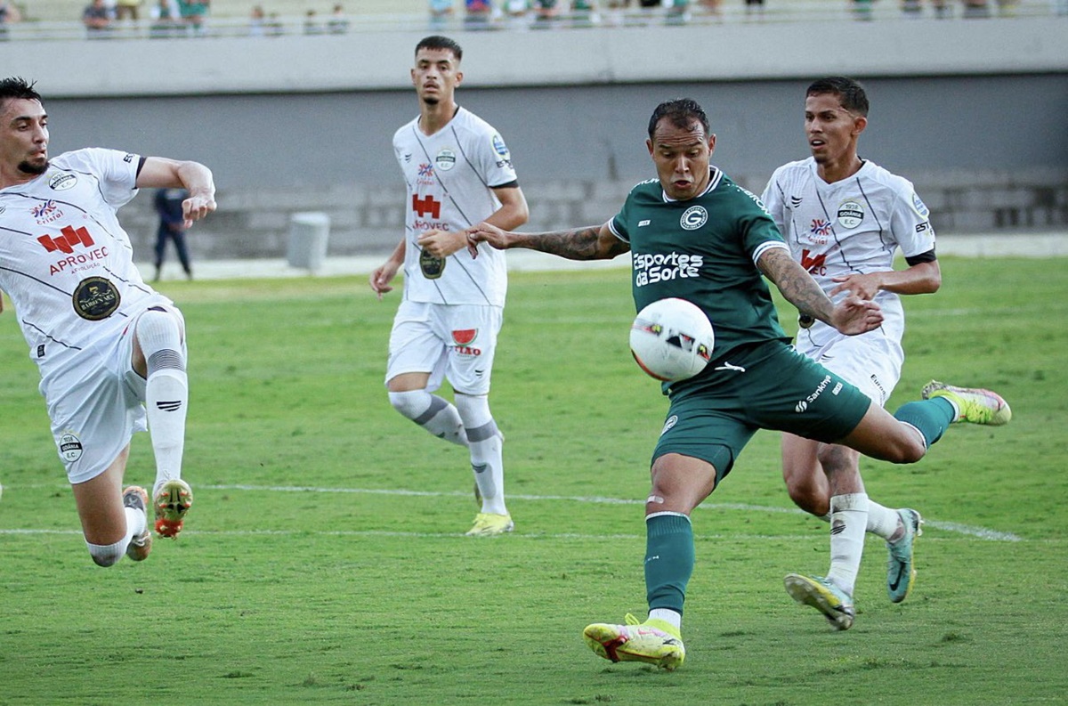 Jogo entre Goiás e Goiânia no Serra Dourada