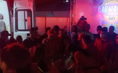 Luciano Breno tropeçou nos fios que estavam no palco Radialista que apresentava carnaval de Caldas Novas cai do palco e fica ferido