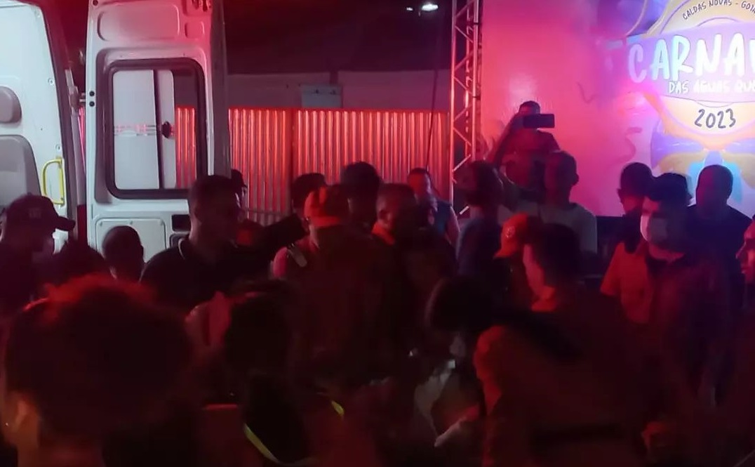 Luciano Breno tropeçou nos fios que estavam no palco Radialista que apresentava carnaval de Caldas Novas cai do palco e fica ferido