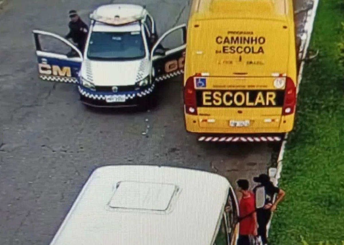 Ônibus escolar invadido em Aparecida (Foto: Instagram - Reprodução)