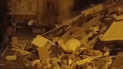 O terremoto que atingiu Turquia e Síria provocou mais de 5 mil mortes, de acordo com um balanço atualizado divulgado nesta terça-feira, enquanto as equipes de emergência prosseguem com os trabalhos de busca de sobreviventes presos nos escombros.