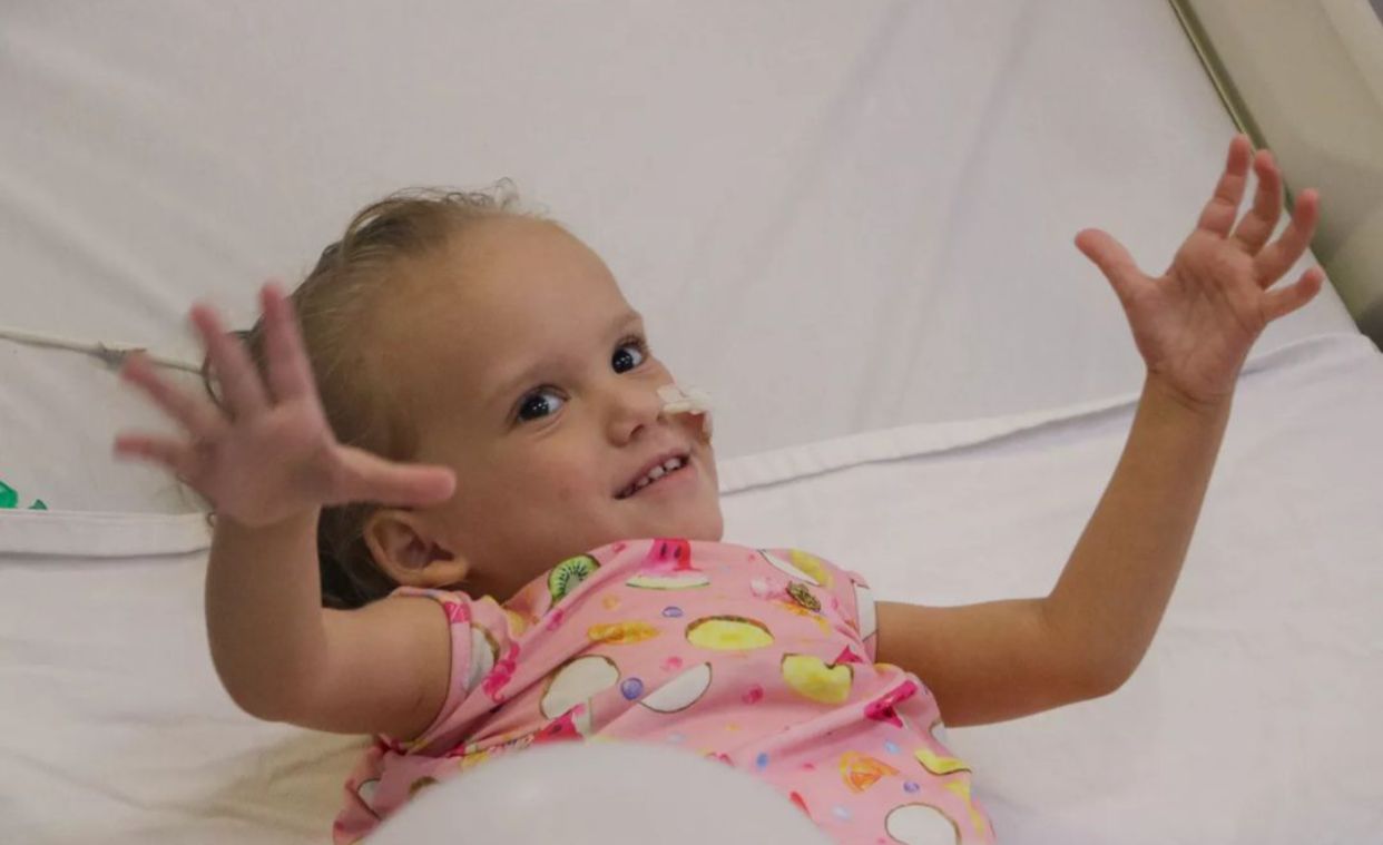 Siamesas separadas em Goiânia recebem visita da irmã mais velha e da avó (Foto: Reprodução - Instagram Zacharias Calil)