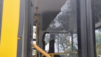 Homens quebram porta de ônibus após motorista impedi-los de pular a catraca, em Goiânia