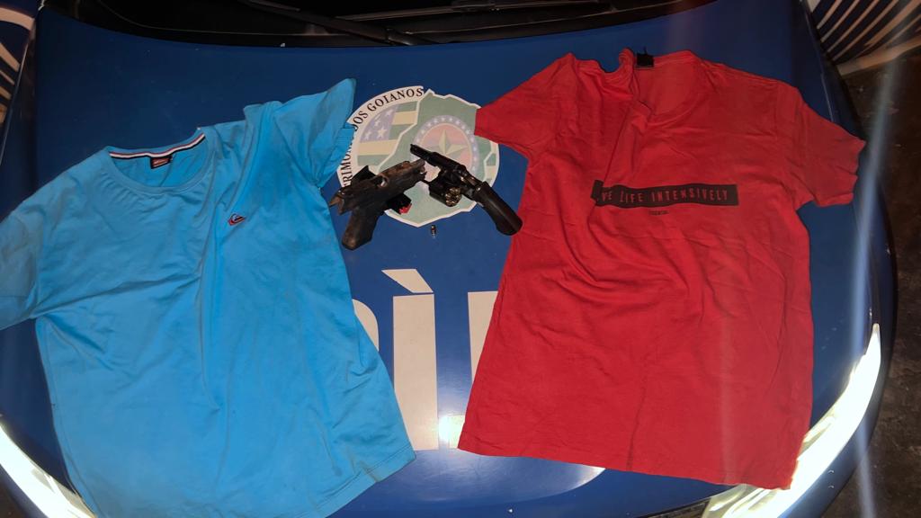 Camisetas e armas apreendidas com dupla após troca de tiros coincidem com vídeo gravado por suspeito (Foto: divulgação/PM)