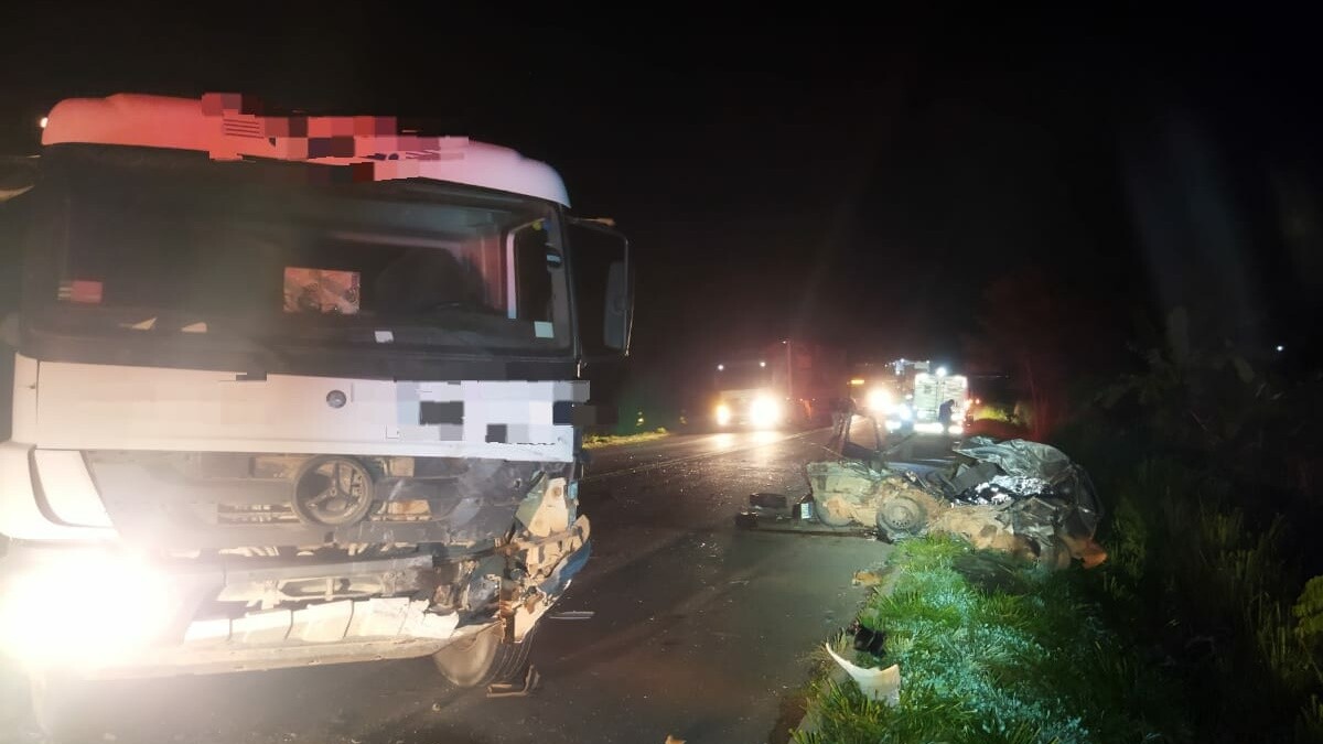 Duas pessoas morrem em acidente na BR-153, em Porangatu; carro ficou destruído (Foto: Divulgação - PRF)