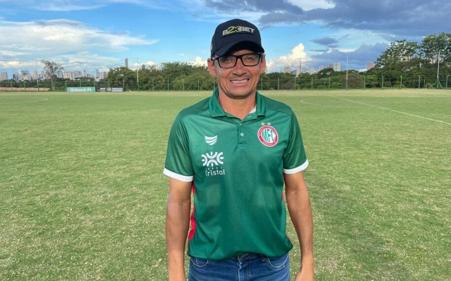 Treinador Augusto Cesar com a camisa do Morrinhos
