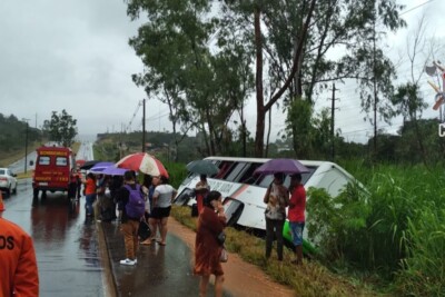 Ônibus que saiu de Formosa rumo ao DF tomba na BR-020