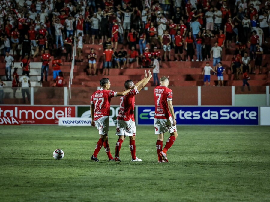 Jogadores do Vila Nova comemorando gol marcado