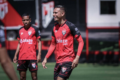 Luiz Fernando sorrindo durante o treino