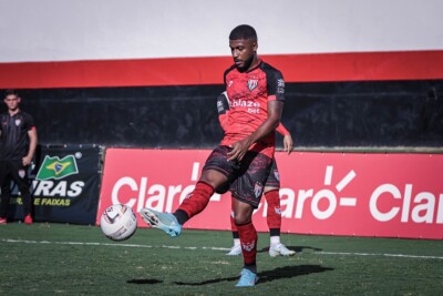 Emerson Santos em atividade no Atlético Goianiense