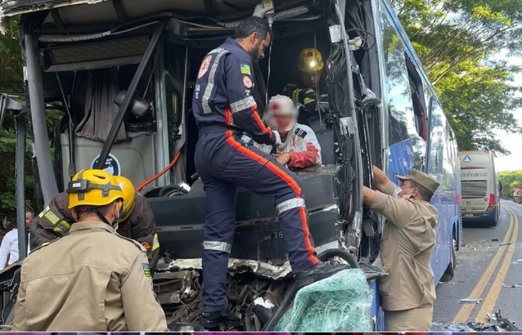 Atendimento a motorista que ficou preso em ônibus