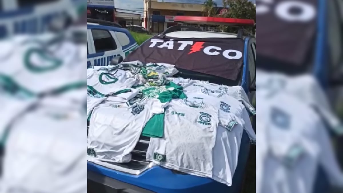 Foram apreendidas cerca de 400 gramas de maconha, porções de crack, dinheiro, balança de precisão, materiais relacionados à torcida organizada