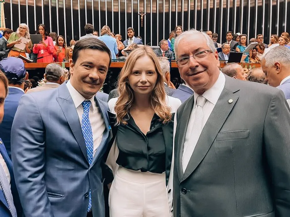 Dani Cunha ao lado do pai, Eduardo Cunha, na posse (Foto: Reprodução)