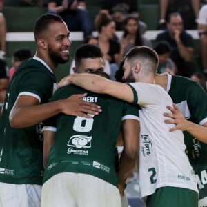 Jogadores do Goiás Vôlei comemoram ponto em jogo na Superliga B