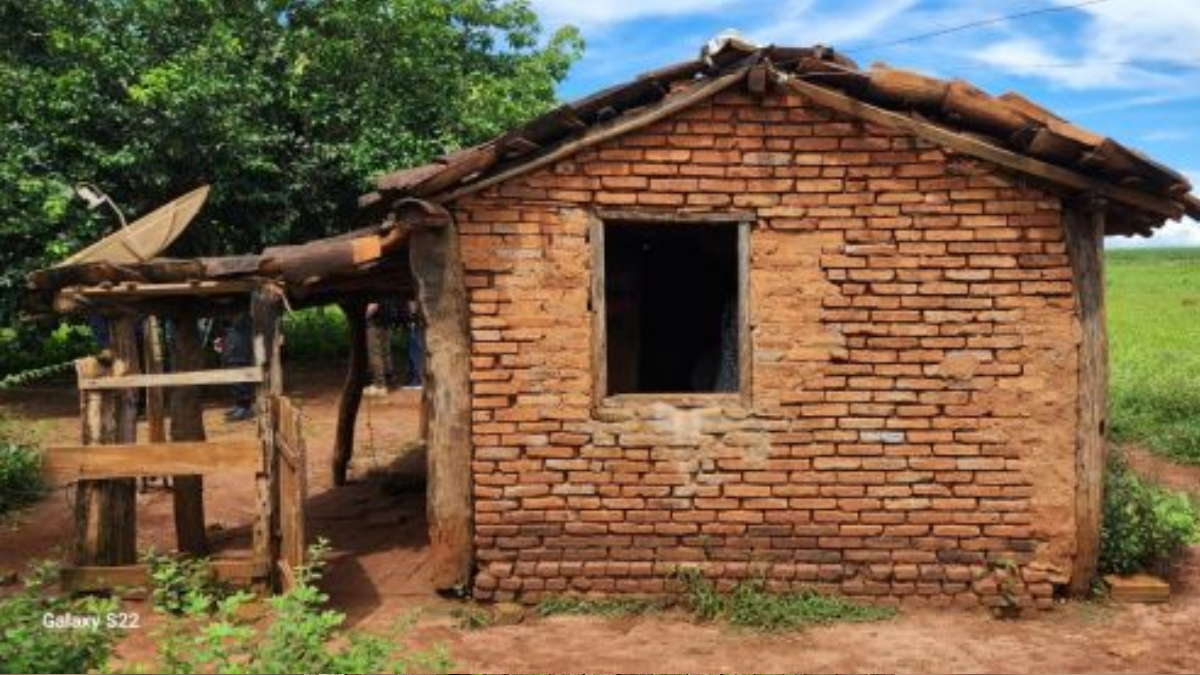 O MPT afirma que o casebre estava em situação precária. Isso porque, possui apenas um cômodo, 3mx5m de área e 1,6m de altura, com risco de queda das paredes.