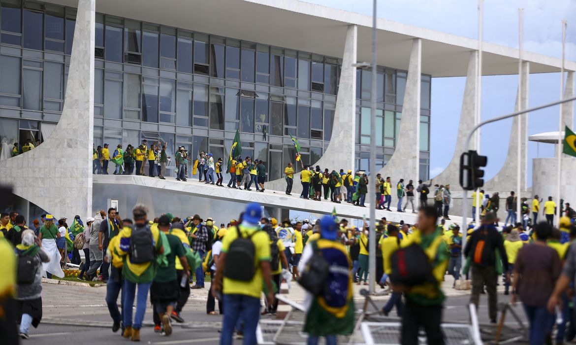 PF mira rota na Argentina e já sabe que foragidos pelo 8 de janeiro pediram refúgio a Milei, aliado de Bolsonaro