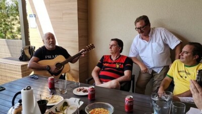 "Não vá desistir agora" canta Rick da dupla com Renner Ao lado do ex-presidente da Caixa, Bolsonaro chora com música vídeo