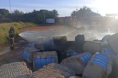 Bombeiros combatem incêndio em carga de algodão em Cristalina