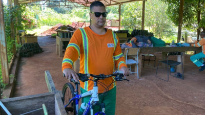 Gari com deficiência visual participa de passeio ciclístico inclusivo em Goiânia