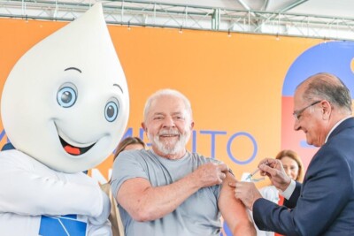 Lula é vacinado por Alckmin e diz que se imunizar é gesto de responsabilidade