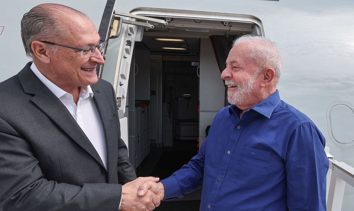 Lula cumprimenta Alckmin antes de embarcar para os EUA (Foto: Agência Brasil)